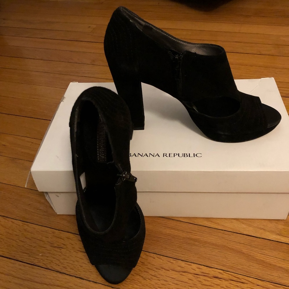 Banana Republic black Peep toe cutout Bootie 7.5